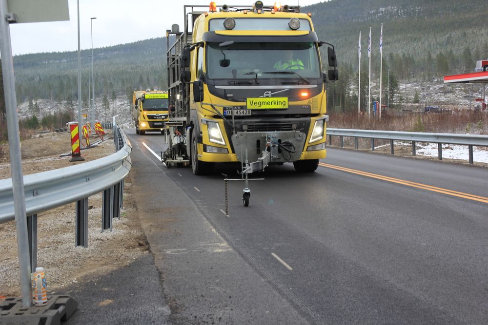 Merking av asfalt på ny riksvei i Østerdalen i 2021.