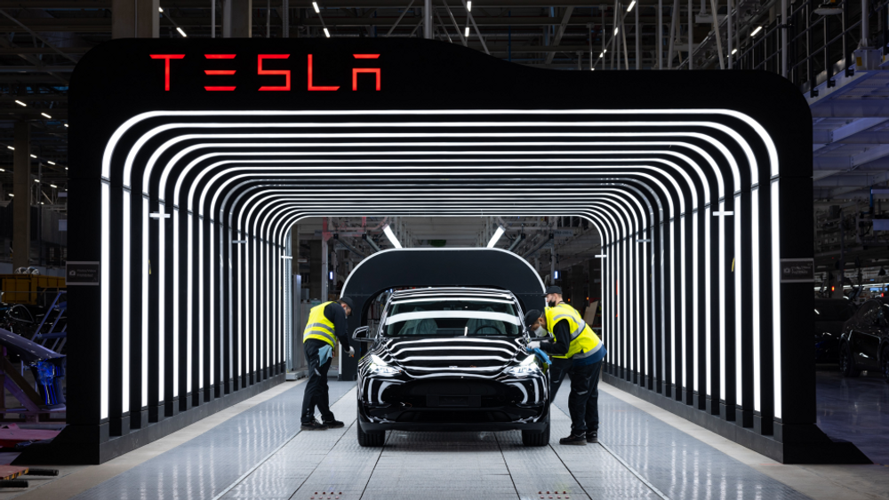 Tesla Model Y kontrolleres på Berlin-fabrikken. 
