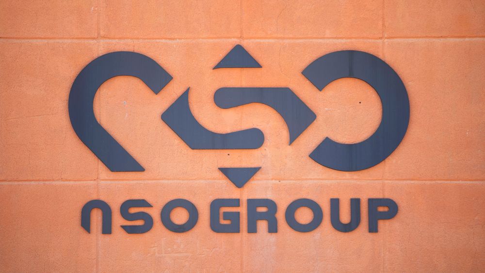 NSO-logoen på et av selskapets kontorer i Israel. Nå er selskapet i hardt vær etter at spionvare fra selskapet er funnet på telefonene til finske tjenestemenn.