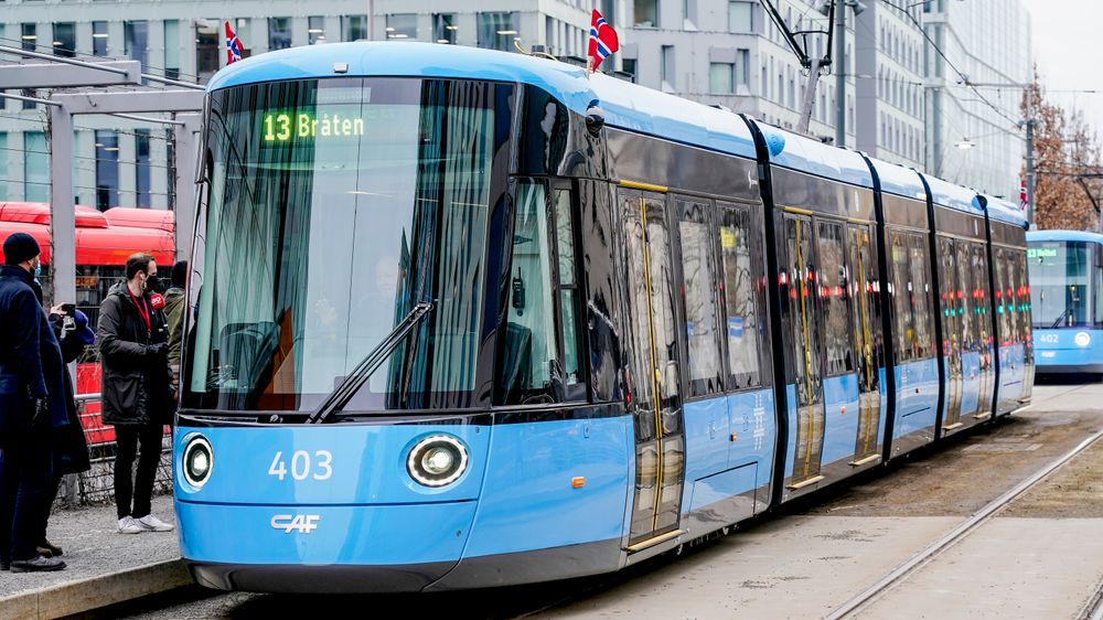 Sporveien i Oslo startet mandag å prøvekjøre de nye SL18 trikkene i vanlig trafikk med passasjerer.