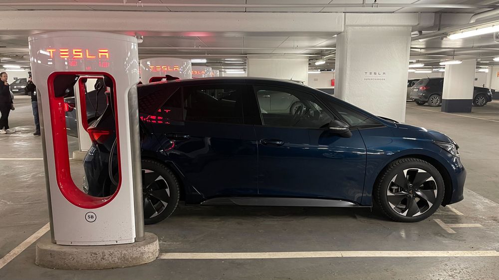 Her lader vi en Cupra på Tesla Supercharger i Sentrum P-hus i Oslo.
