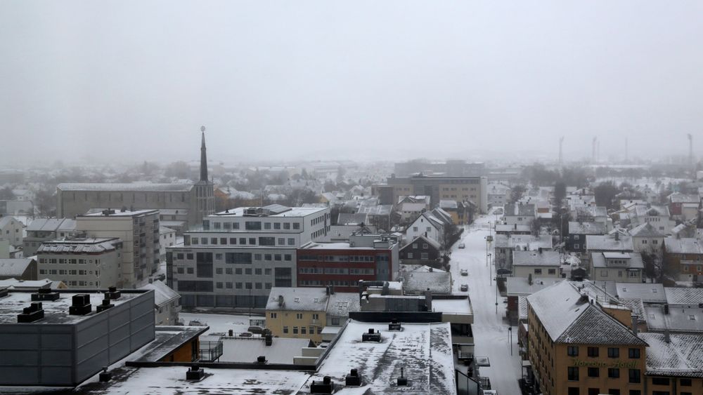Oversiktsbilde over Bodø sentrum dekket i et tynt lag snø.