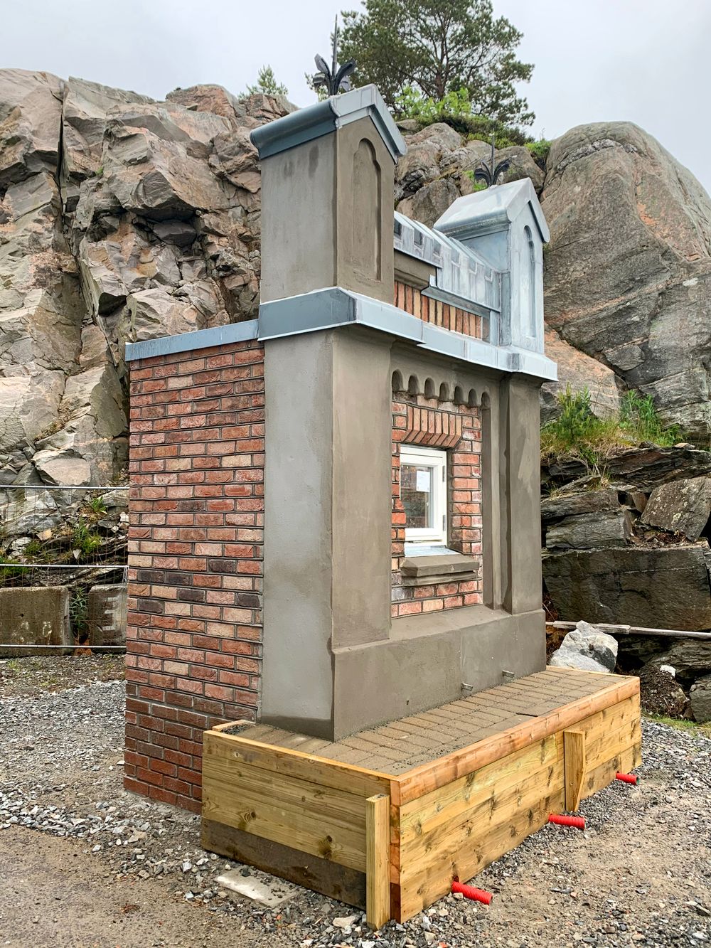 Denne kopien av murfasaden på Tasken skal stå i sjøkanten på Askøy i to år, for å sikre at de velger riktige materialer og metoder når fasaden mures opp igjen på Bryggen. 