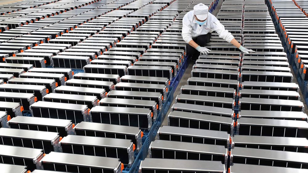 En arbeider jobber med produksjon av elbilbatterier ved Xinwangda Electric Vehicle Battery Co. Ltd, i Nanjing i Kina. 