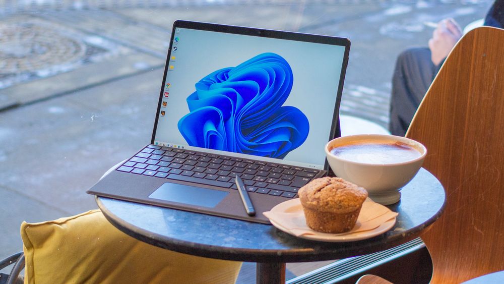 Microsoft Surface Pro 8 er et nettbrett med PC-innmat. Tastatur og penn er ekstrautstyr. Dyrt sådan.