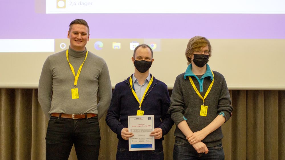 Pallen i Master of cyber security 2022. Fra venstre: Jonas Kristoffer Boneng, Magnus Paulsen, Simen Linderud.