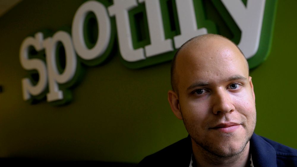 Spotify-sjefen Daniel Ek sier han tar avstand fra podkaster Joe Rogans rasistiske språkbruk, men at han ikke tror løsningen er å kneble den superpopulære podkasteren.