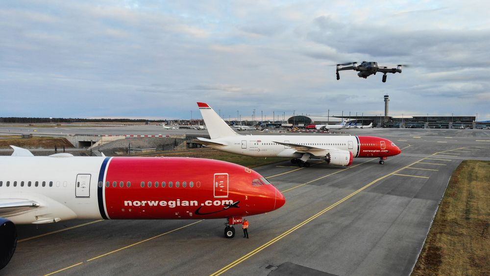 Droneflyging på en bortimot nedstengt Oslo Lufthavn Gardermoen 28. april 2020, like etter at pandemien brøt ut.