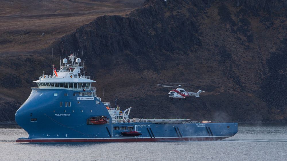 Sysselmannsskipet Polarsyssel er brukt under arbeidet med å lete etter bruddet i strømforsyningen til den ene av to fiberkabler som knytter Svalbard til fastlandet. Her er skipet fotografert under en oljevernøvelse i Isfjorden på Svalbard.