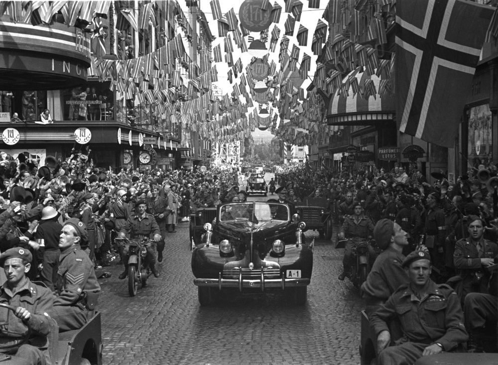 Slik så A-1 «frigjøringsbilen» ut under jubelferden i 7. juni i 1945, da kong Haakon ble ønsket tilbake til landet etter krigen. Bilen kjører her igjennom Torggata i Oslo, og baldakinen på høyre side er tidligere Eldorado kino. 