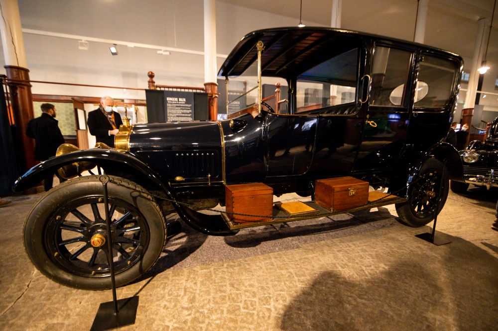 Dette er kong Haakons første bil. En Minerva fra 1913. Bilen er utlånt til utstillingen fra Teknisk Museum i Oslo.