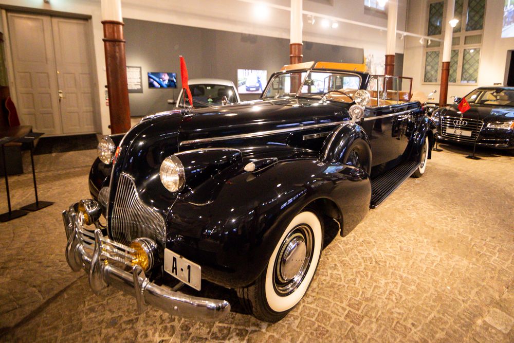 Den legendariske «frigjøringsbilen», en Buick Roadmaster fra 1939, med skiltet A-1. – Det gir en spesiell følelse å sitte i disse bilene. Men så er det jo også historie da, som er spesiell. At du vet at her har andre i familien sittet før deg og at de har blitt brukt ved store anledninger. Det gir litt sånn historisk sus over det, sier kronprinsen.