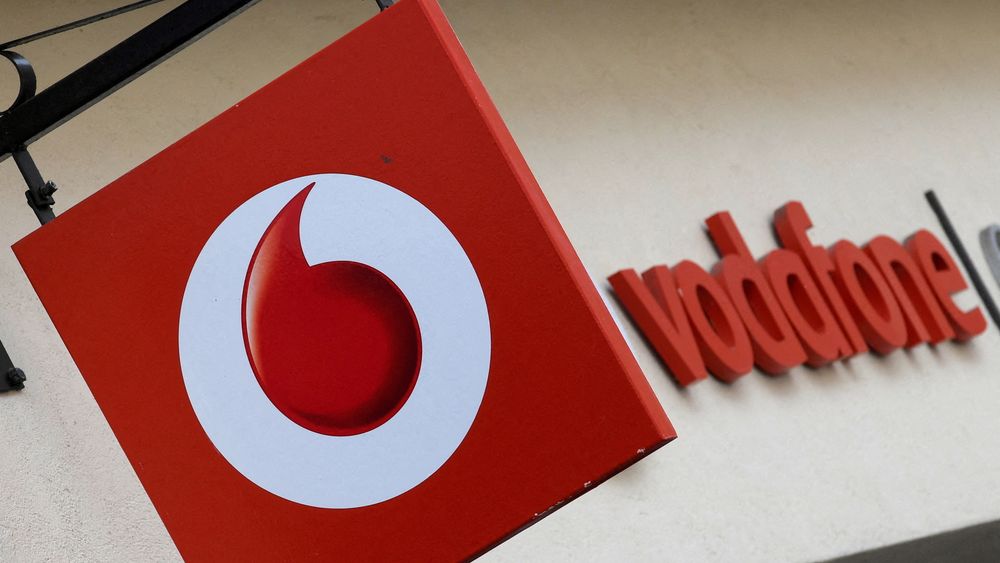 Illustrasjonsbilde av Vodafone-logo og skilt. Selskapets tjenester i Portugal ble rammet av et alvorlig dataangrep tidligere denne uken.