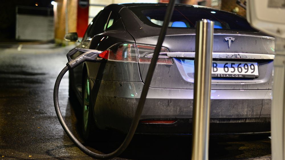 En Tesla Model S lader ved en hurtiglader i Oslo.
