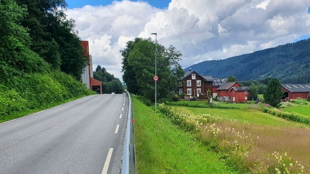 På denne strekningen mellom Vindøla og Røv i Surnadal kommune kommer det snart ny gang- og sykkelvei.