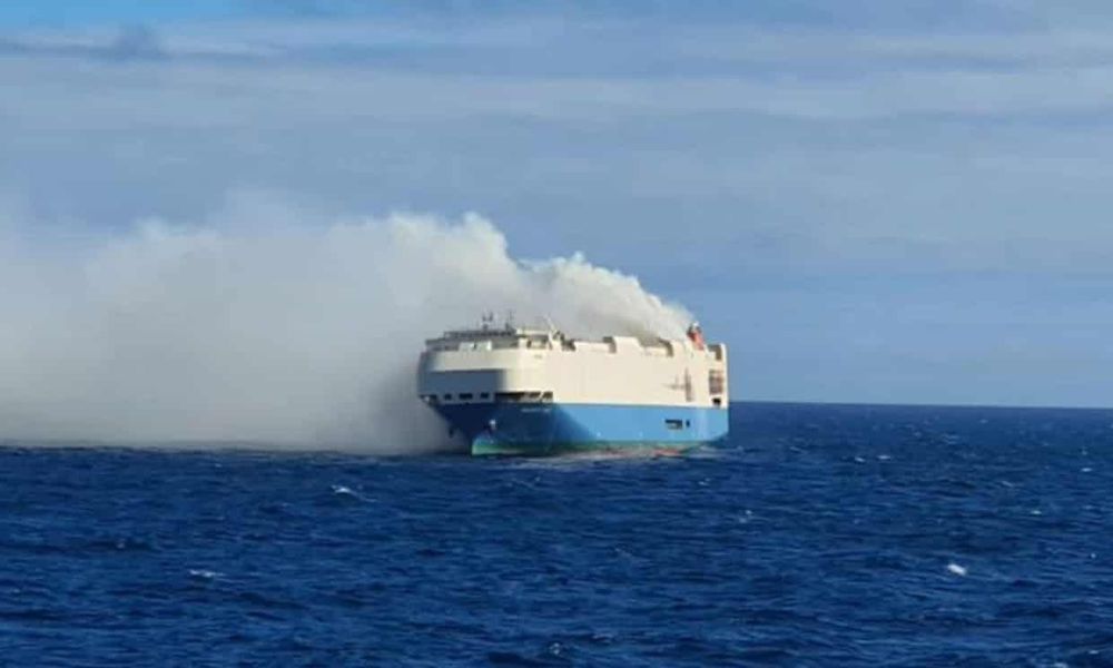 Det begynte å brenne om bord på det 200 meter lange bilskipet Felicity Ace 16. februar, seks dager etter at det forlot Emden i Tyskland på vei til USA med luksusbiler.