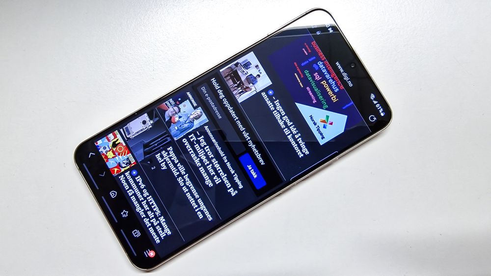 Samsung kan nå ha en del å svare for på rapportene om ytelsesreduksjoner i apper. Bildet viser en Galaxy S22+.
