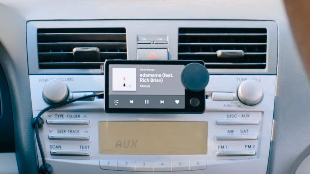 Spotify Car Thing kan blant annet monteres i CD-sporet i bilstereoen. 