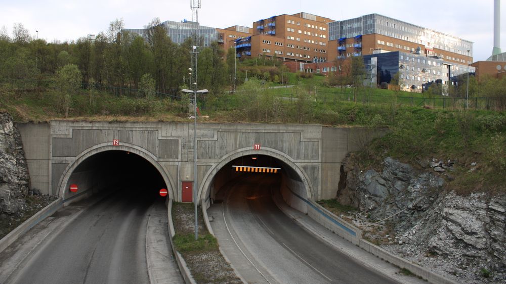 Det vestre innslaget på Tromsø-siden ved Breivika med universitetssykehuset i bakgrunnen.