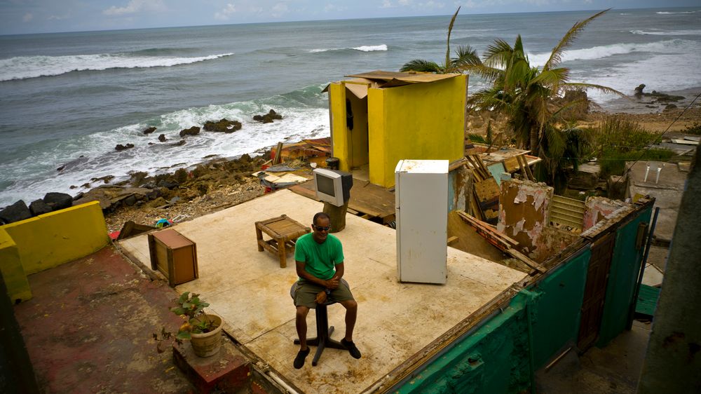 Roberto Figueroa Caballero sitter i restene av huset sitt i San Juan på Puerto Rico etter orkanen Maria i 2017. Forskning tyder på at klimaendringene kan gjøre kraftige orkaner enda mer intense.
