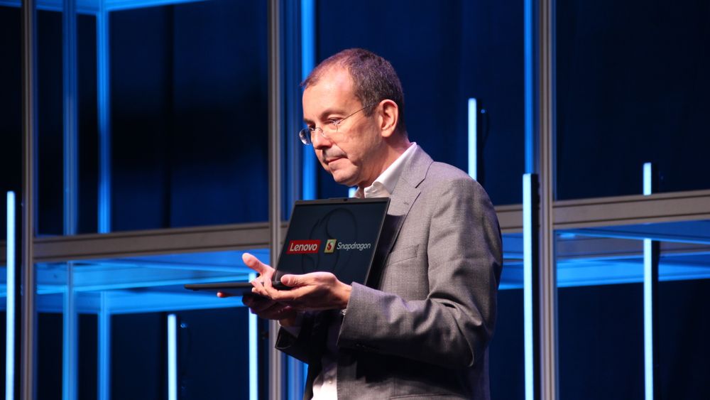 Luca Rossi fra Lenovo presenterer den første bærbare Windows-PC-en med ARM-prosessor.