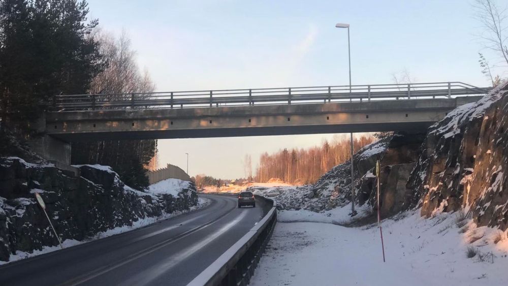 Steinerud gangbru over riksvei 4 mellom Sandvollkrysset og Amundrudkrysset. Den ble revet i januar.