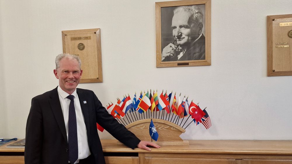 FFIs tidligere direktør John-Mikal Størdal leder Nato Science & Technology Organization i Paris. På veggen bak henger et bilde av grunnleggeren, dr. Theodore von Kármán, som etablerte organisasjonen for 70 år siden.