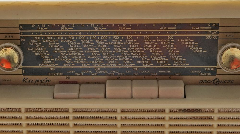 En god gammeldags AM-radio, som denne Radionette Kurér-utgaven, kan komme til nytte dersom de eneste troverdige radiosendingene kommer fra utlandet.