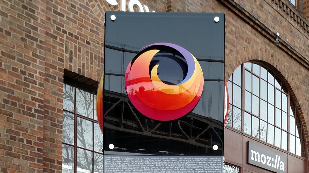 Firefox-logo på et skilt utenfor Mozillas hovedkontor.