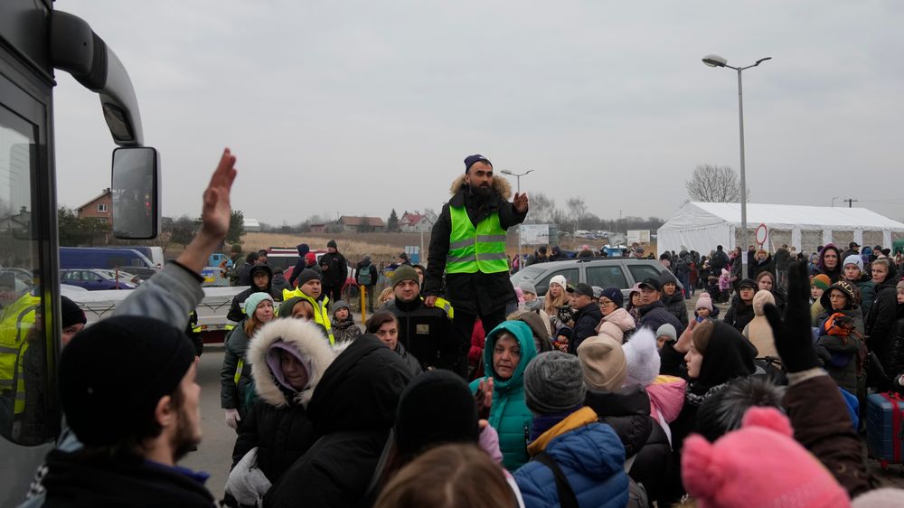 Flyktninger fra Ukraina i kø for å komme om bord i en buss på grensekontrollen i Medyka i Polen sist fredag.