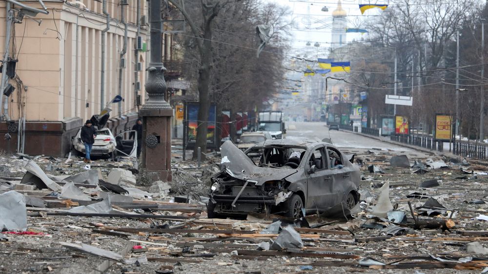 De russiske styrkenes ødeleggelser av sivil infrastruktur, inkludert mobilnett, gjør det vanskeligere å operere også for de russiske styrkene. Bildet er fra byen Kharkiv etter en missilangrep den 1. mars.