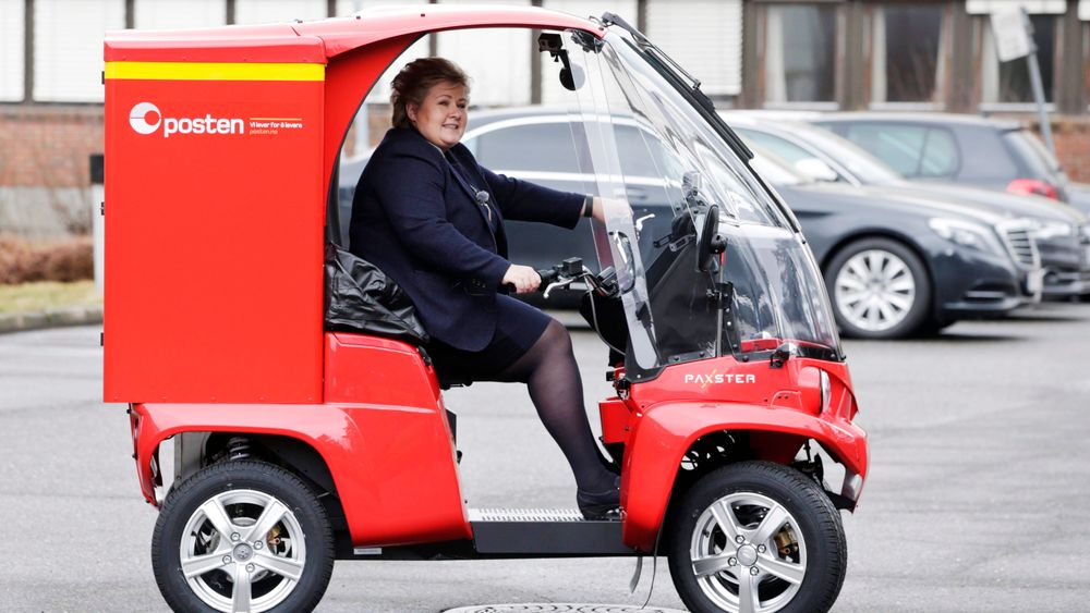 Tidligere statsminister Erna Solberg prøvekjører en elektrisk postbil levert og produsert av det norske selskapet Paxster.