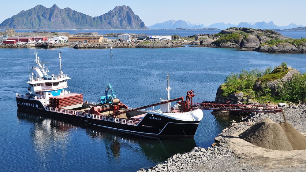 Medlemmene i Kystrederiene består av mindre og ofte familieeide bedrifter med liten egenkapital, men med norske sjøfolk som tar med seg viktig kompetanse når de går i land. Bildet viser selvlosseren Helen H. i Svolvær.