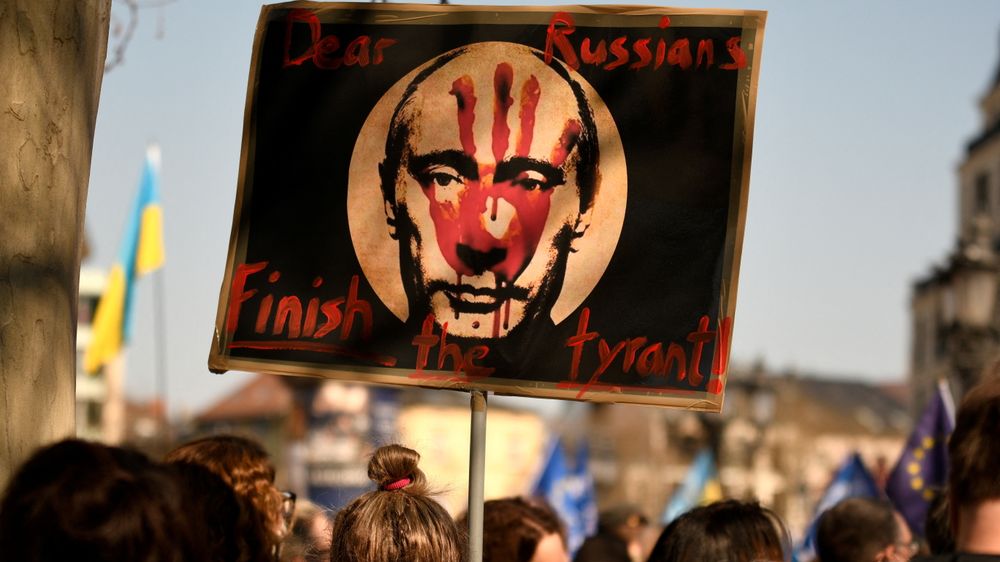 Mange håper at det å henvende seg til vanlige russere vil kunne gjøre slutt på Putin-regimet, som blant annet har overfalt Ukraina. Bildet er fra en demonstrasjon i Frankfurt am Main tidligere i mars.