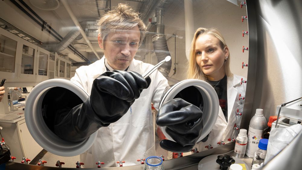 Professor Odne Burheim og stipendiat Silje Nornes Bryntesen i NTNUs batterilaboratorie på Gløshaugen september 2021.