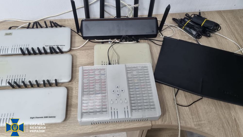 SIM-boks og mobilnettutstyr som skal ha blitt brukt av den ukrainske hackeren for å hjelpe de russiske okkupasjonsstyrkene