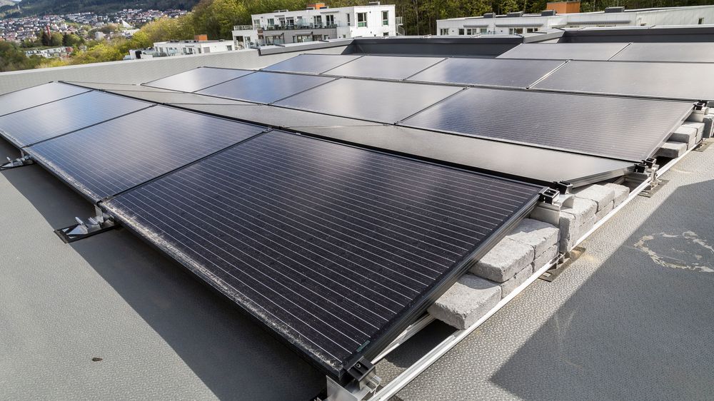 Dette solcelleanlegget produserer strøm til fellesarealer og ladestasjon for elbiler på en boligblokk i Bergen.