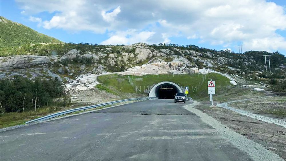 Den nye veien: Tunnelen gjennom Liatinden er cirka to kilometer lang, men tunnelen mellom Liamyra og Olvikvatnet er om lag 440 meter lang.