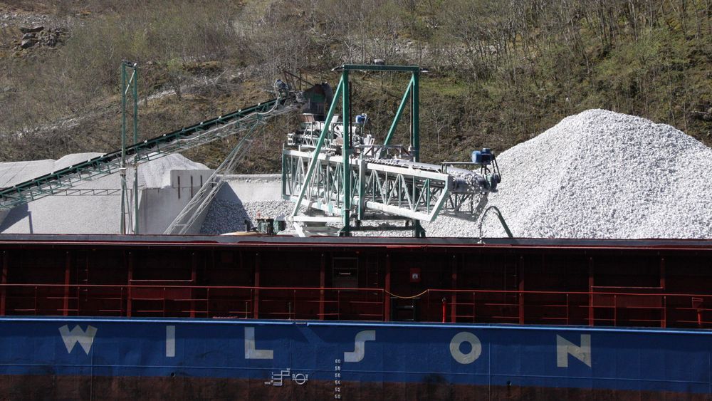 Wilson Brake laster anortositt ved Gudvangen Steins brygge. Wilson har 1100 russiske sjøfolk ansatt.