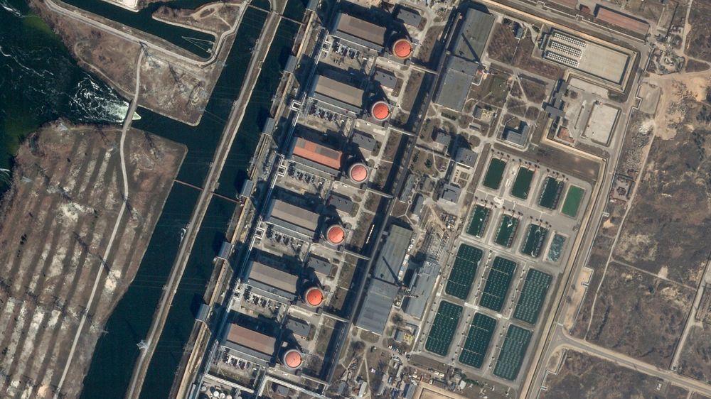 Et satellittbilde av Europas største kjernekraftverk nær Enerhodar i Ukraina. IAEA er bekymret over sikkerheten rundt de 15 atomreaktorene i landet som følge av krigen og har bedt om at eksperter fra organisasjonen kan reise inn i landet for å sikre anleggene.
