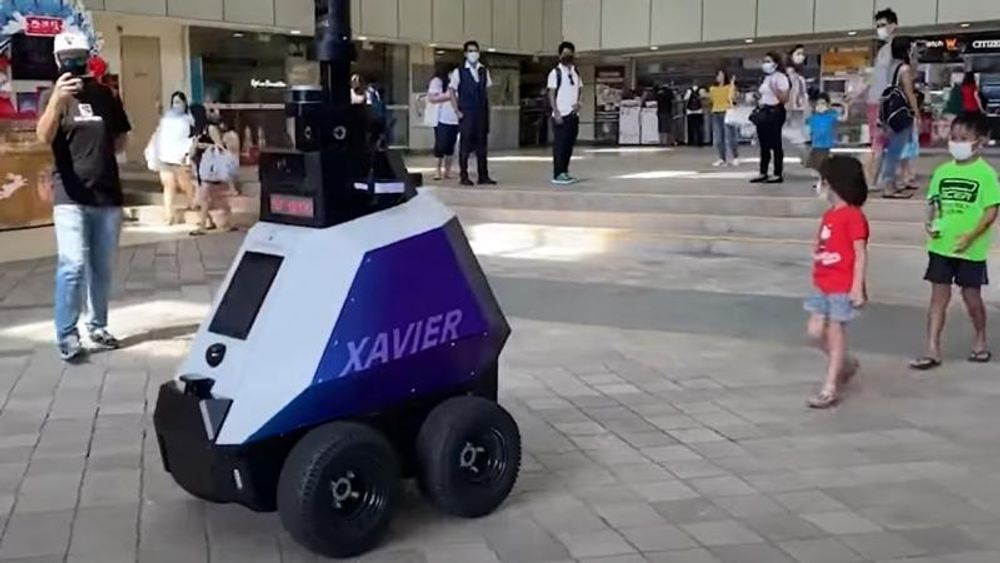Roboten Xavier hjalp sist sommer politiet i Singapore med å holde ro og orden.