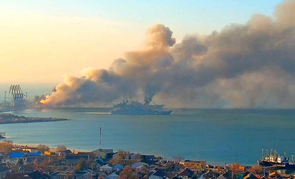 Et russisk landgangsfartøy i Alligatorklassen ble angrepet og eksploderte ved kai i havnebyen Berdyansk i Ukraina 24. mars. 