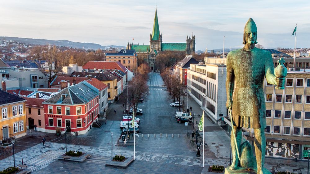 Olav Tryggvason-monumentet med Nidarosdommen, rådhuset og tinghuset i bildet.
