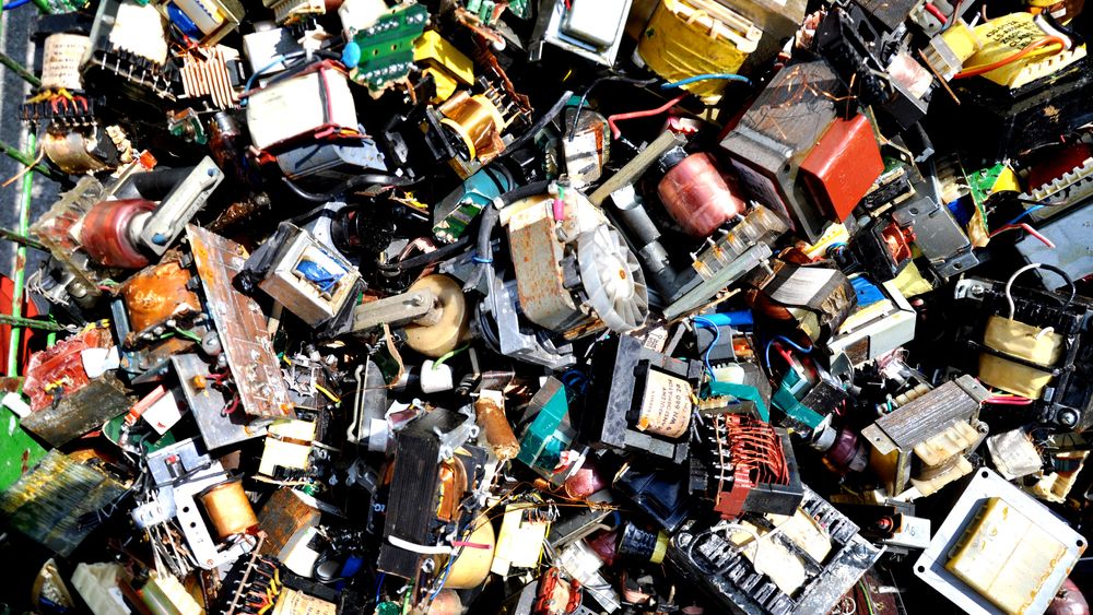 Elektronisk avfall er det søppelberget som vokser raskest, skriver debattantene.
