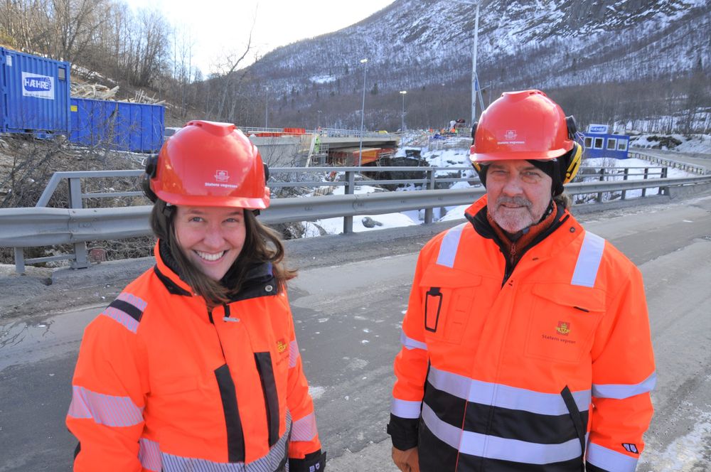 Kontrollingeniør Tine Sørbye og byggeleder Bjørn Kåren Ifarness i Statens vegvesen ved dagens bru som om få måneder blir erstattet av en bedre og tryggere bru i bakgrunnen.