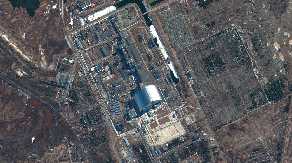 Et satellittbilde viser det nedlagte atomkraftverket Tsjernobyl, som russiske styrker tok kontrollen over i februar. Ukrainske myndigheter anklager Russland for å begå uansvarlige handlinger rundt atomkraftverket. – Den russiske aktiviteten kan føre til at det lekker ut radioaktivitet som kan berøre store deler av Europa, advarte Ukrainas visestatsminister Iryna Veresjtsjuk nylig. Hun ba FN gripe inn og ta kontrollen over området.