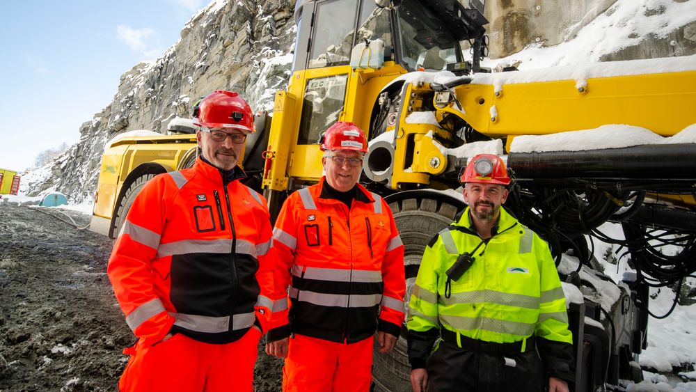 Teknisk byggeleder Harald Aamot (f.v.) og byggeleder Jan Bjarne Thorsnes i Statens vegvesen sammen med anleggsleder Pål Børslid i Birkeland Entreprenørforretning foran tunnelriggen ved nordre påhugg.
