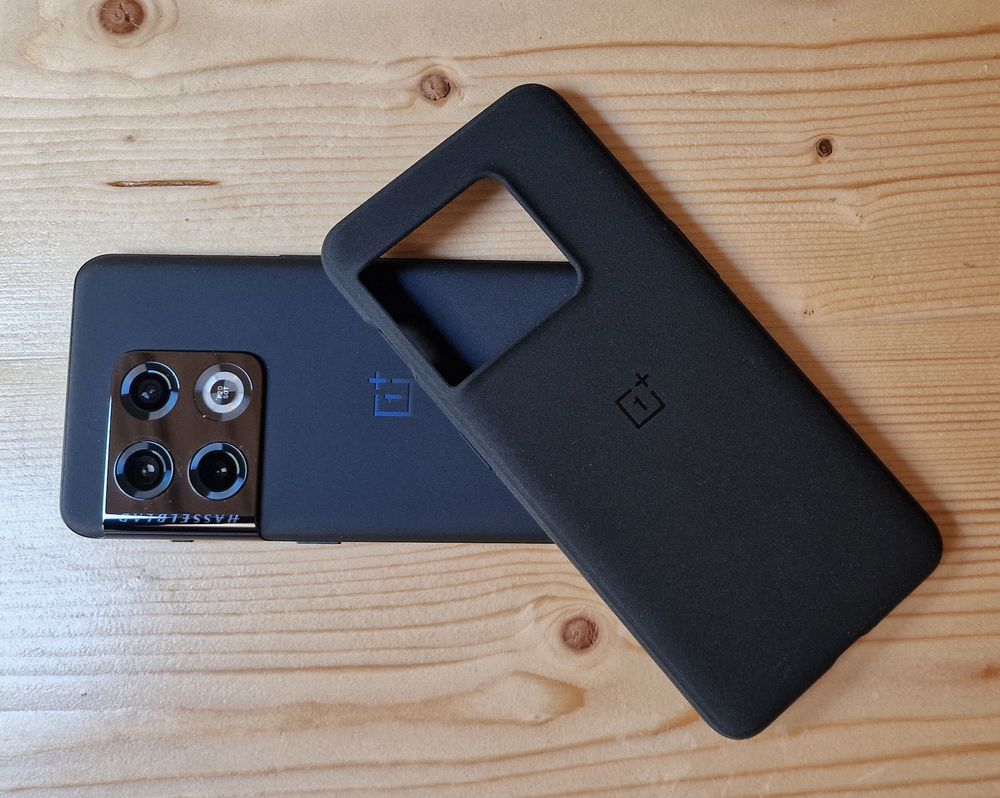 Deksel på kjøpet: Vi skulle ønske at alle mobiler kom med et deksel i pakken som OnePlus 10Pro. Dette er faktisk helt greit av utseende. Det gir telefonen bedre grep og beskyttelse til man eventuelt har kjøpt et som er mer påkostet.