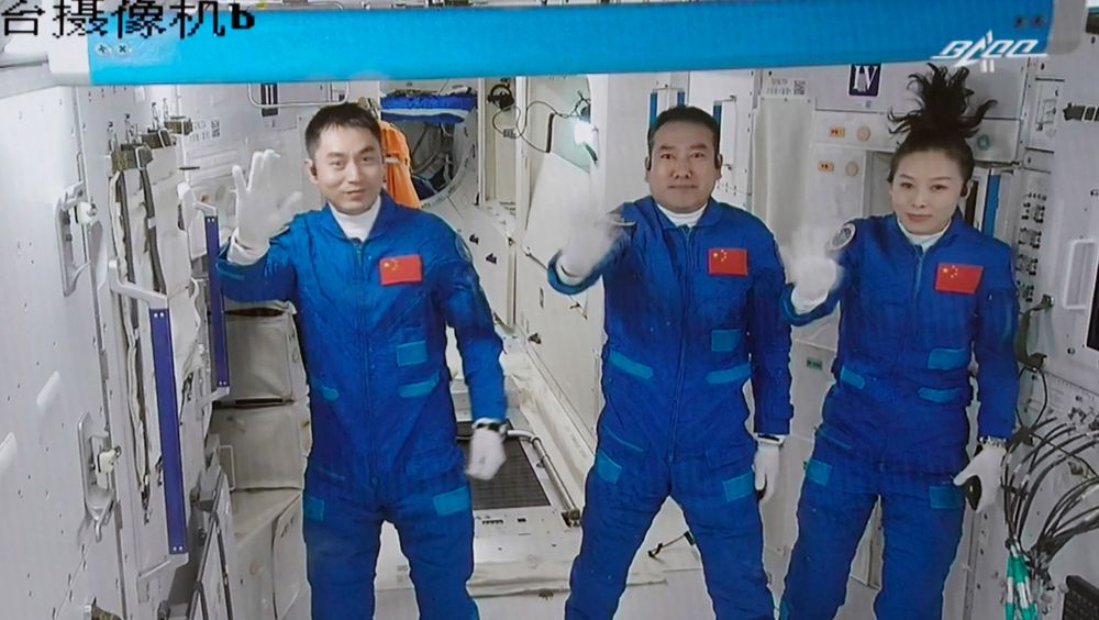 Astronautene Ye Guangfu, Zhai Zhigang og Wang Yaping har gjennomført Kinas lengste romferd. Etter 183 dager i rommet, landet de lørdag i Gobi-ørkenen i romkapselen Shenzhou 13.