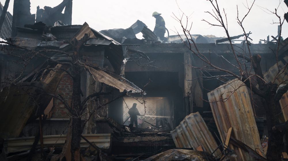Krigens ødeleggelser i Ukraina har vidtrekkende konsekvenser for hele verden, som opplever mangel på mat og andre varer og økte prisnivåer. Her fra et russisk angrep mot den ukrainske byen Kharkiv.